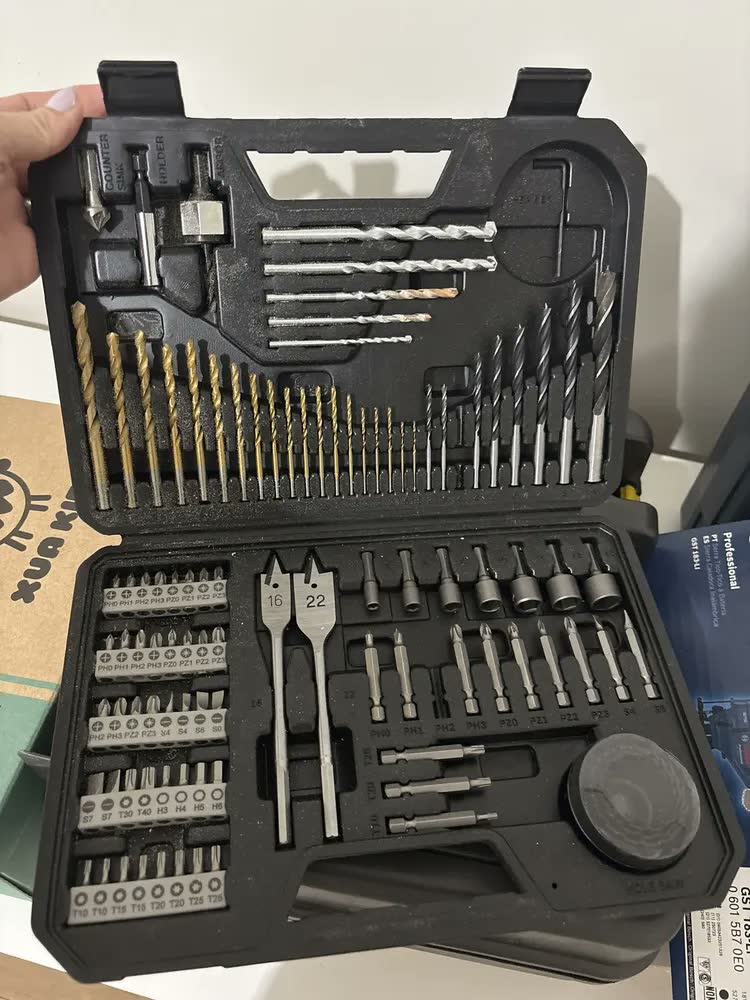 foto de Parafusadeira E Furadeira De Impacto A Bateria 18v Bosch Gsb 183-li Maleta Com Kit Brocas E Bits Profissional 103 Peças
