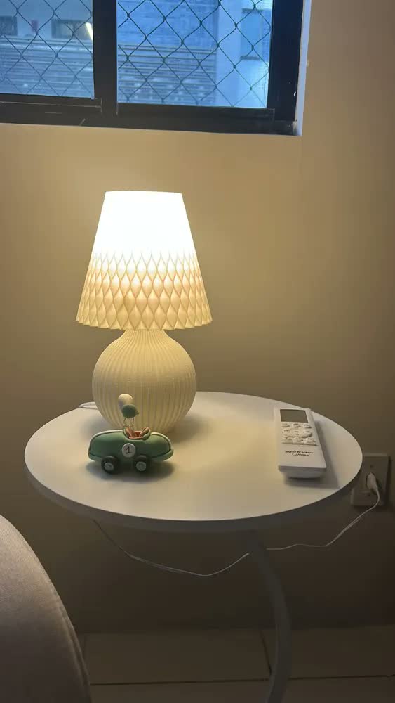 foto de Abajur Luminária Moderna De Mesa Quarto Sala Com Lâmpada Cúpula Off-white Estrutura Branco