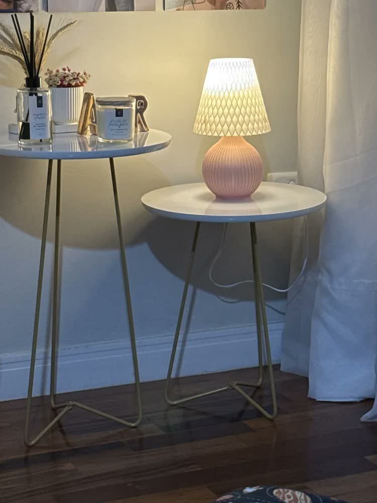 foto de Abajur Luminária Moderna De Mesa Quarto Sala Com Lâmpada Cúpula Off-white Estrutura Branco