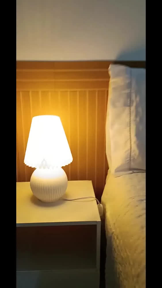 foto de Abajur Luminária Moderna De Mesa Quarto Sala Com Lâmpada Cúpula Off-white Estrutura Branco