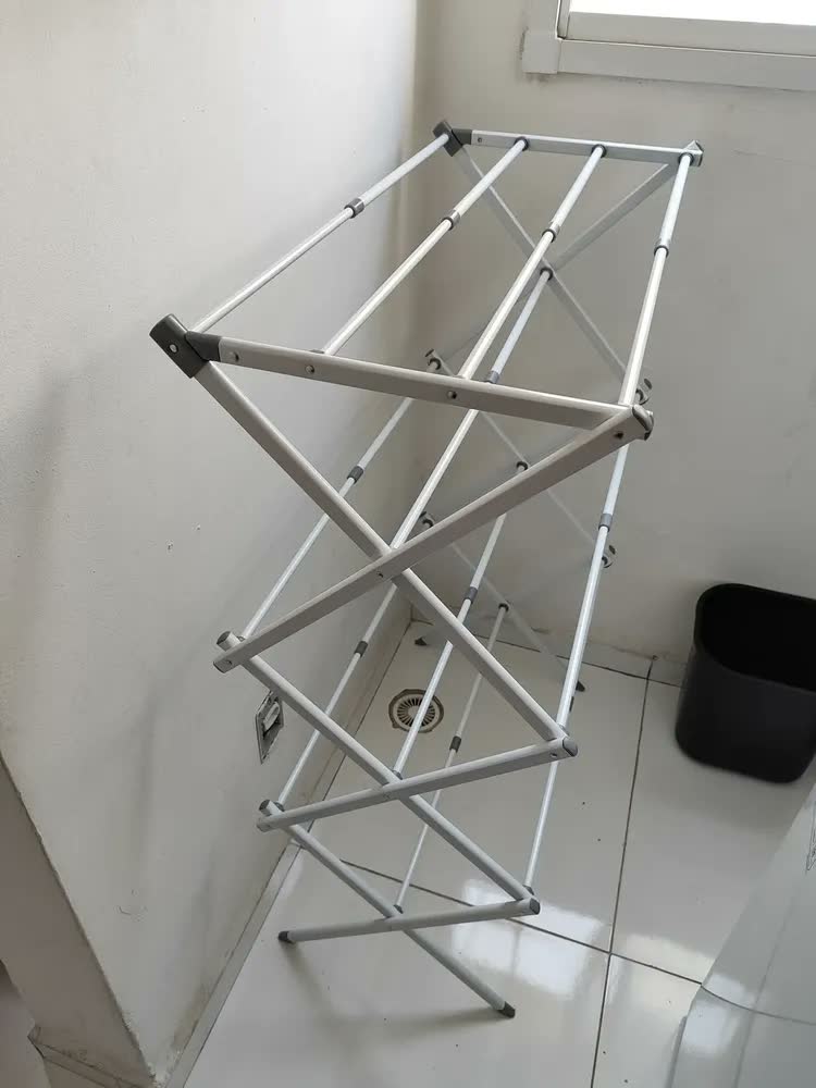 foto de Varal Vertical Chão Retrátil Dobrável Powermaid Apartamento Branco