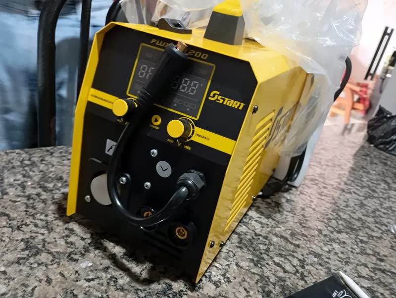 foto de Máquina Inversora De Solda Sinérgica Start FLUX MIG 200A Amarelo