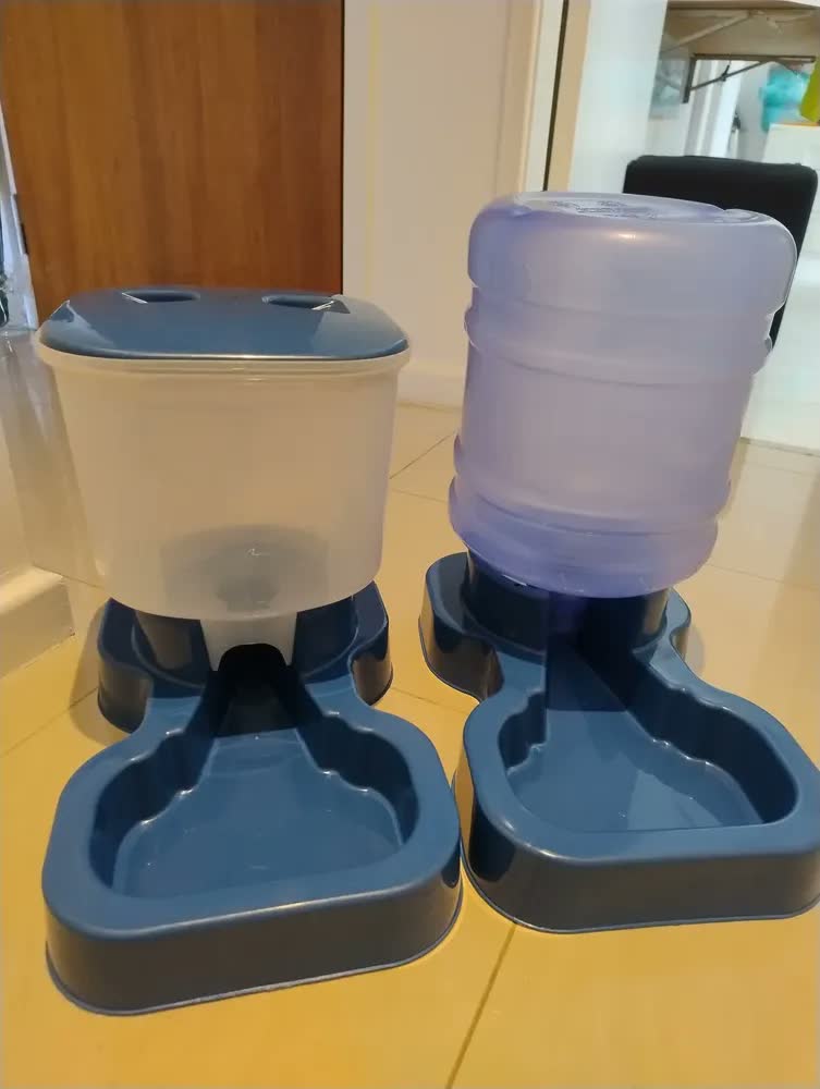 foto de Kit Bebedouro Comedouro Automático Pet Grande Azul 10L Antiengasgo 4kg Ração