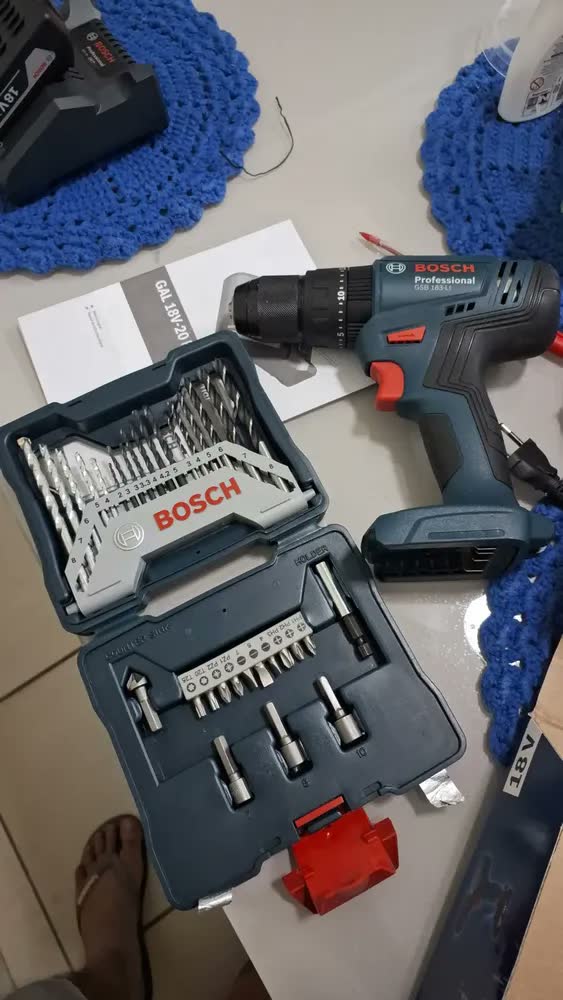 foto de Furadeira Parafusa. Impacto Gsb 183-li Bosch + Kit 33pcs Cor Azul