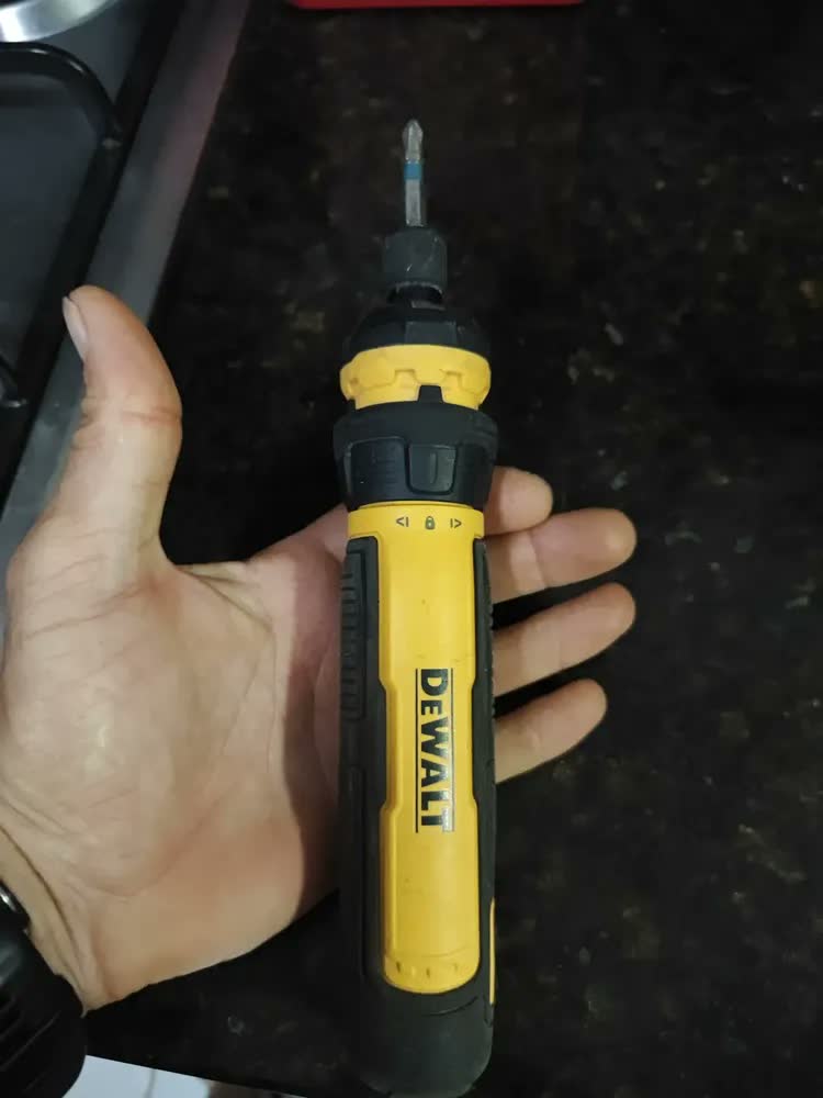 foto de Parafusadeira Sem Fio Com Controle Flexdrive E Pontas DeWalt DWHT66719 Preto