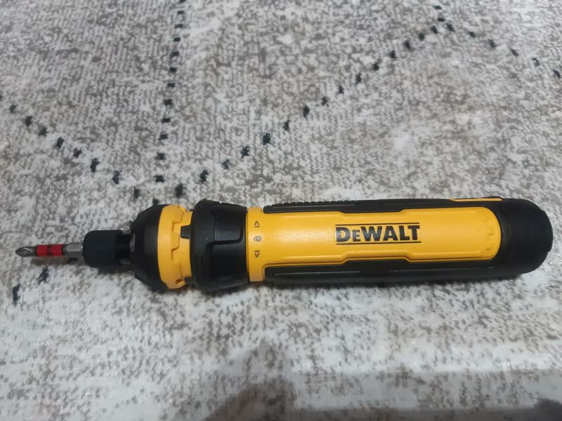 foto de Parafusadeira Sem Fio Com Controle Flexdrive E Pontas DeWalt DWHT66719 Preto