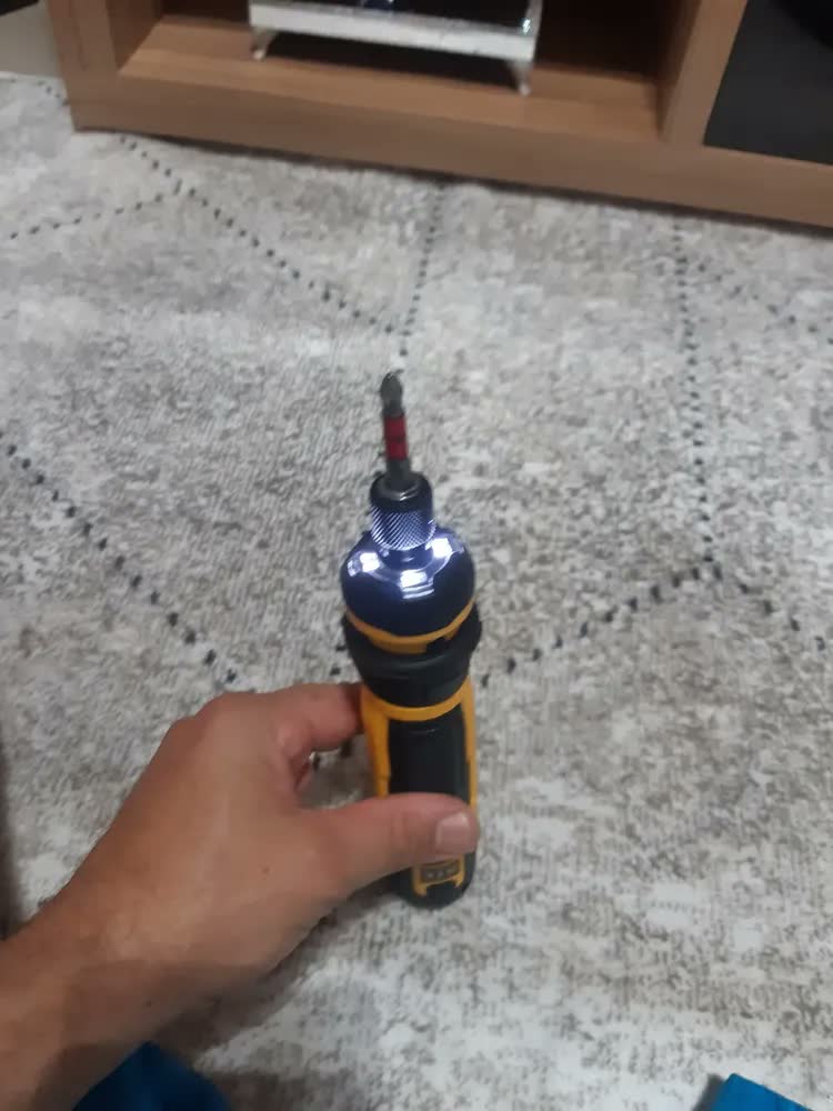 foto de Parafusadeira Sem Fio Com Controle Flexdrive E Pontas DeWalt DWHT66719 Preto