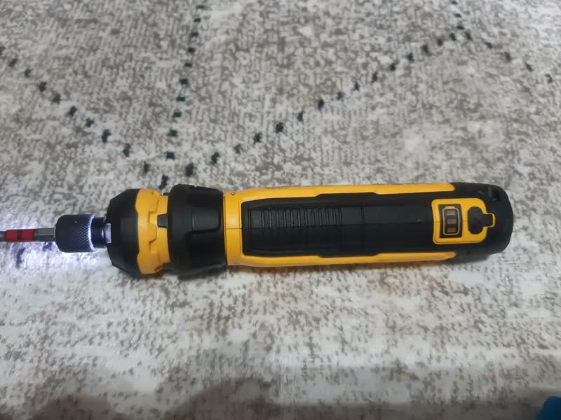 foto de Parafusadeira Sem Fio Com Controle Flexdrive E Pontas DeWalt DWHT66719 Preto
