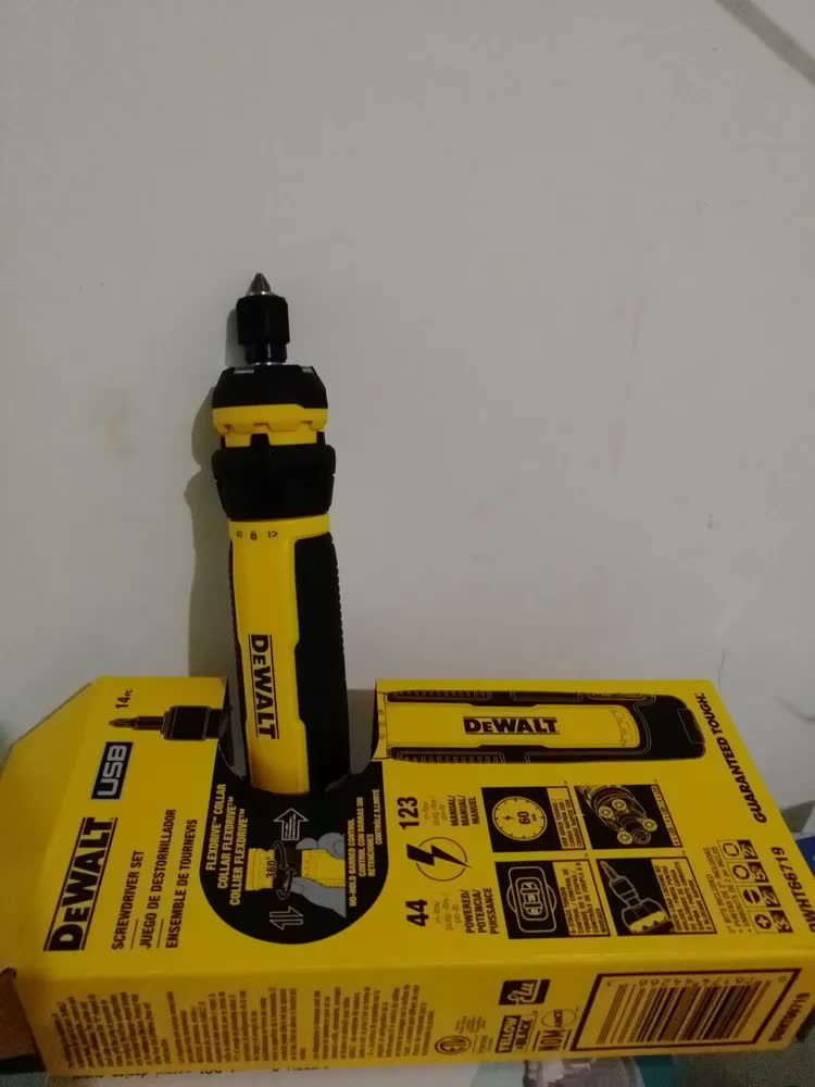 foto de Parafusadeira Sem Fio Com Controle Flexdrive E Pontas DeWalt DWHT66719 Preto
