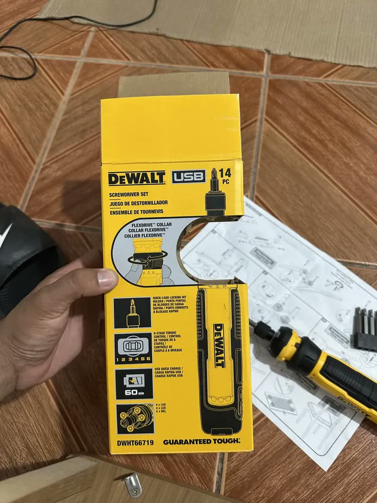 foto de Parafusadeira Sem Fio Com Controle Flexdrive E Pontas DeWalt DWHT66719 Preto