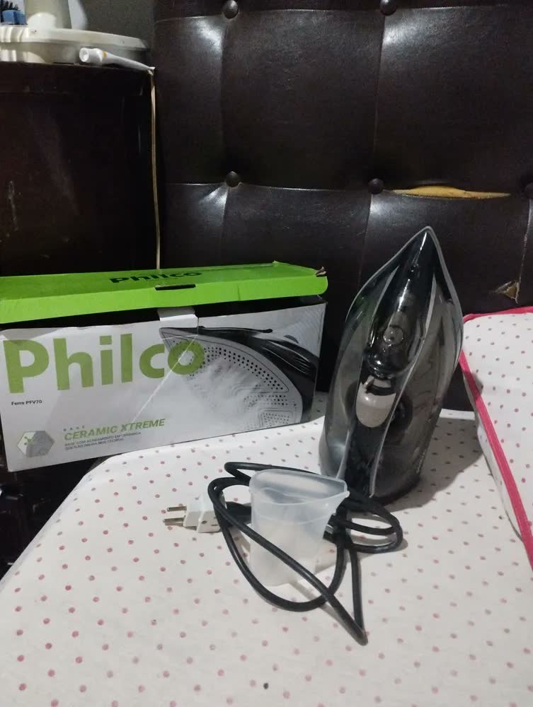 foto de Ferro De Passar A Vapor Philco 320ml Base Cerâmica PFV70 Cor Preto