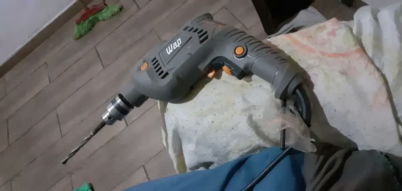 foto de Parafusadeira e Furadeira de Impacto WAP WF 700FE Mandril de 3/8'' 700W Cinza e Amarela