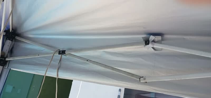 foto de Tenda Gazebo Sanfonada Articulada Luvinco 3x3m Azul Impermeável Resistente Proteção Ao Ar Livre Camping Praia Eventos Montagem Prática Estrutura Resistente Durável