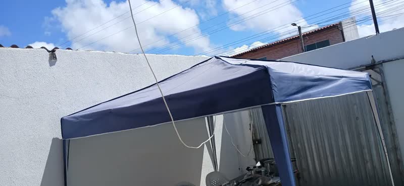 foto de Tenda Gazebo Sanfonada Articulada Luvinco 3x3m Azul Impermeável Resistente Proteção Ao Ar Livre Camping Praia Eventos Montagem Prática Estrutura Resistente Durável