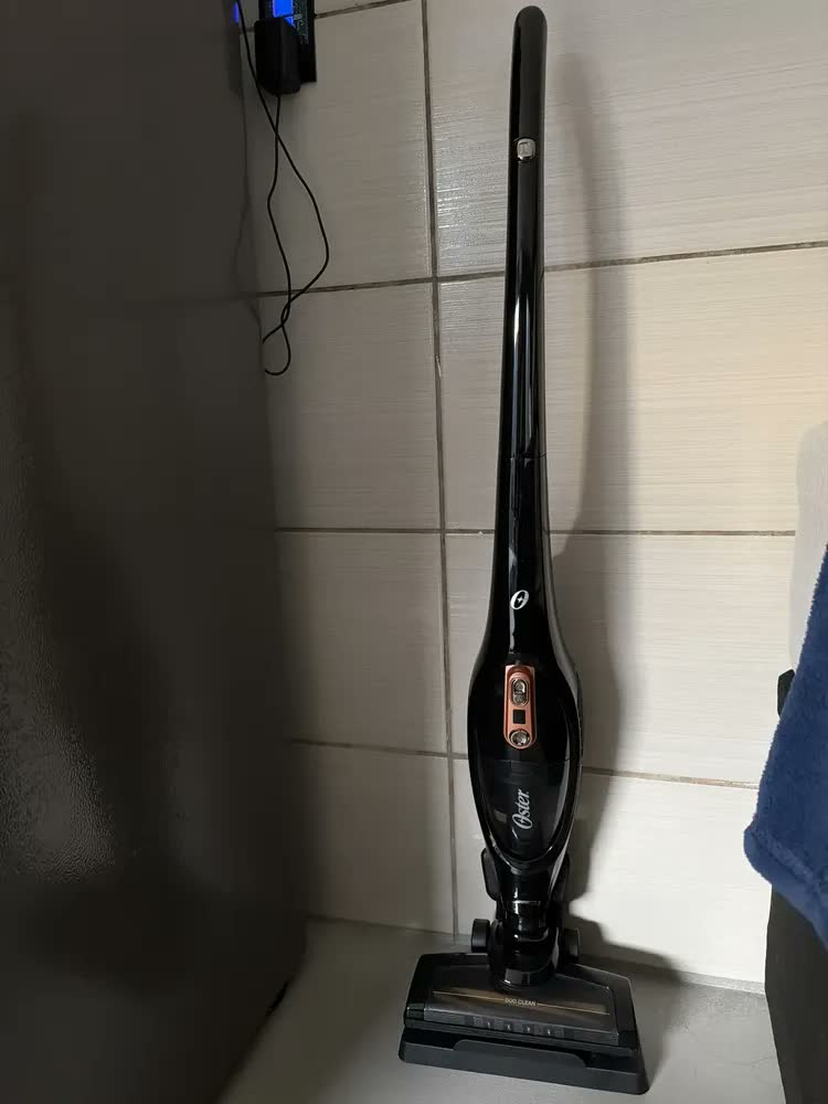 foto de Aspirador De Pó Oster Vertical Sem Fio Duo Clean 2 Em 1 Bat Cor Preto/cobre