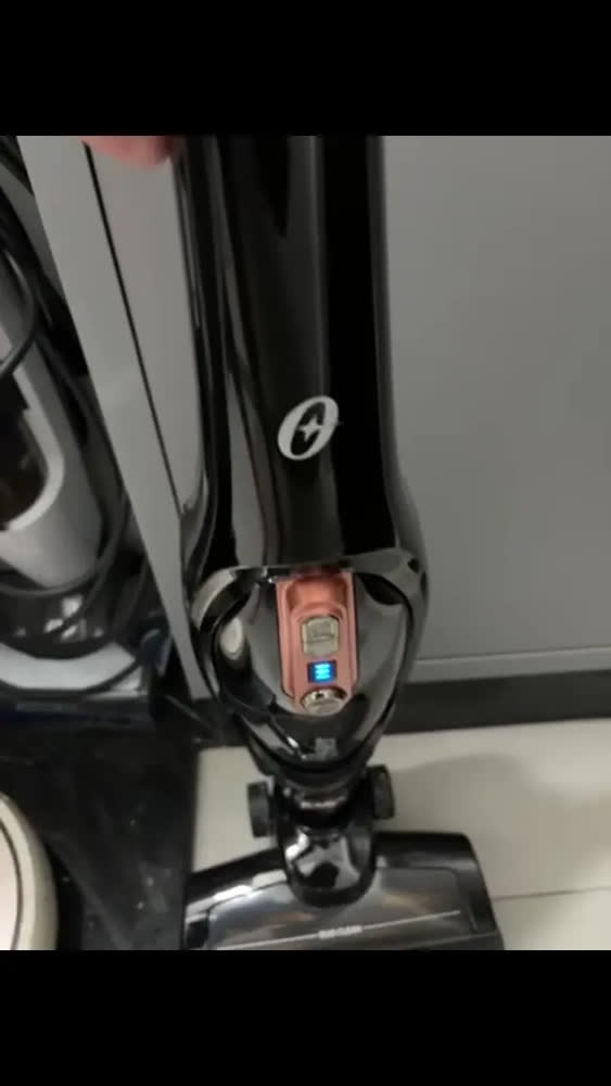 foto de Aspirador De Pó Oster Vertical Sem Fio Duo Clean 2 Em 1 Bat Cor Preto/cobre