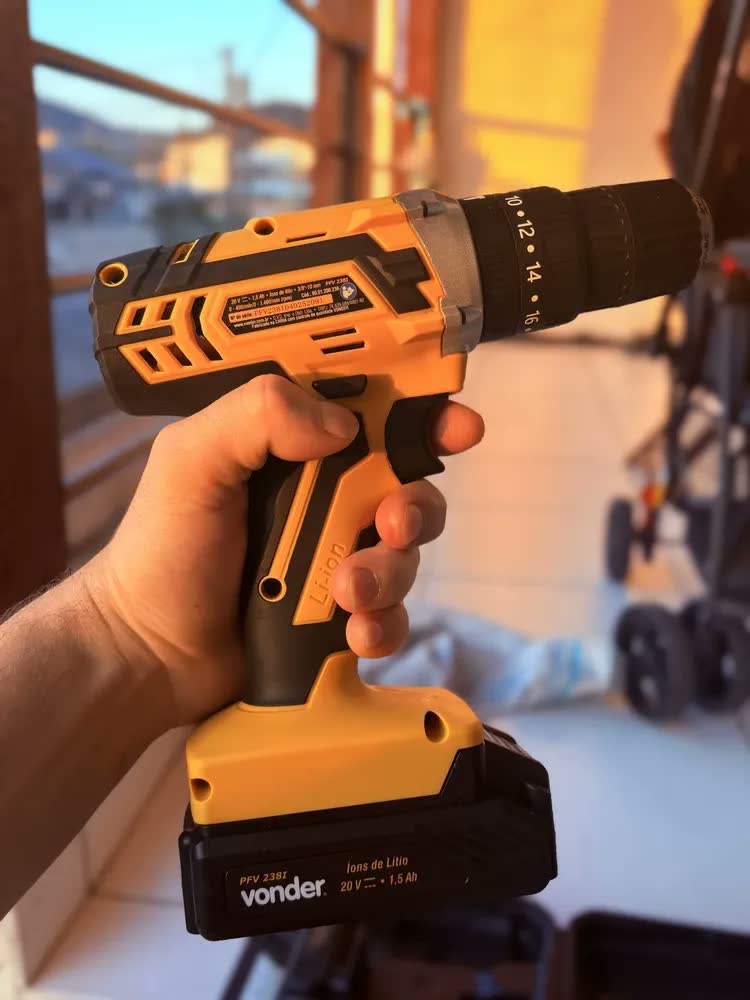 foto de Parafusadeira furadeira impacto com 2 baterias Vonder Profissional cor amarelo