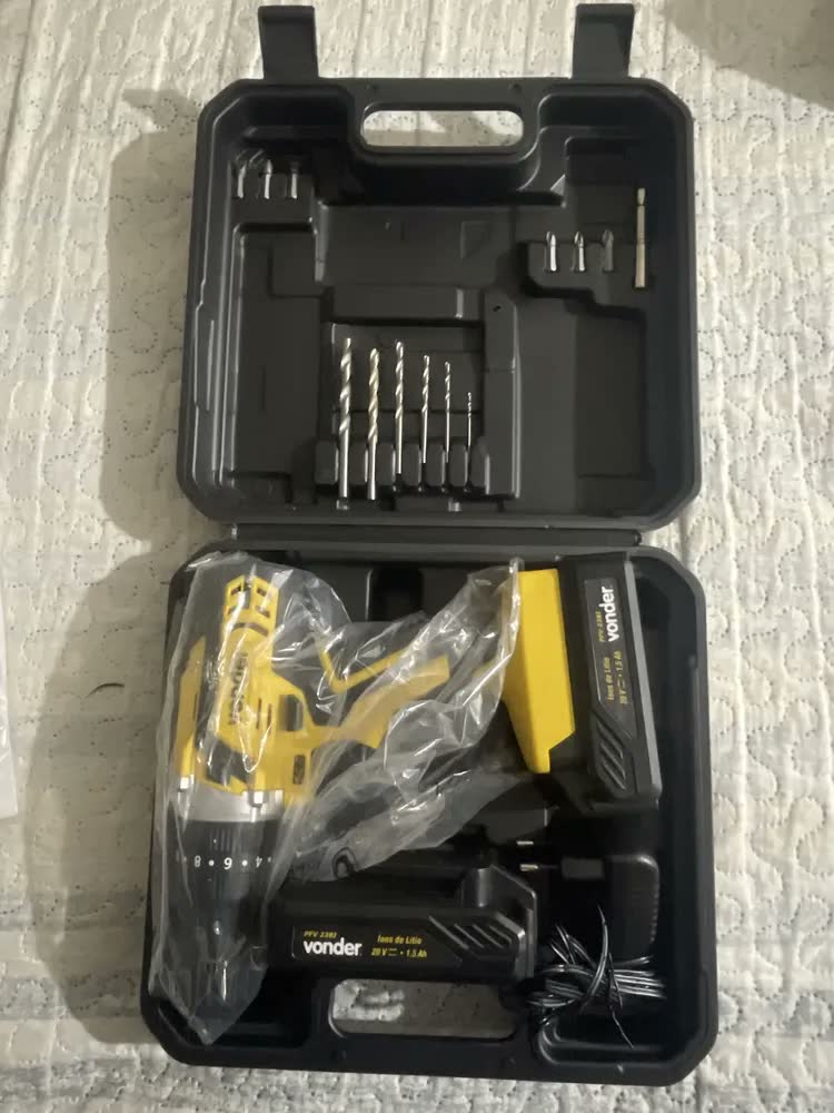 foto de Parafusadeira furadeira impacto com 2 baterias Vonder Profissional cor amarelo