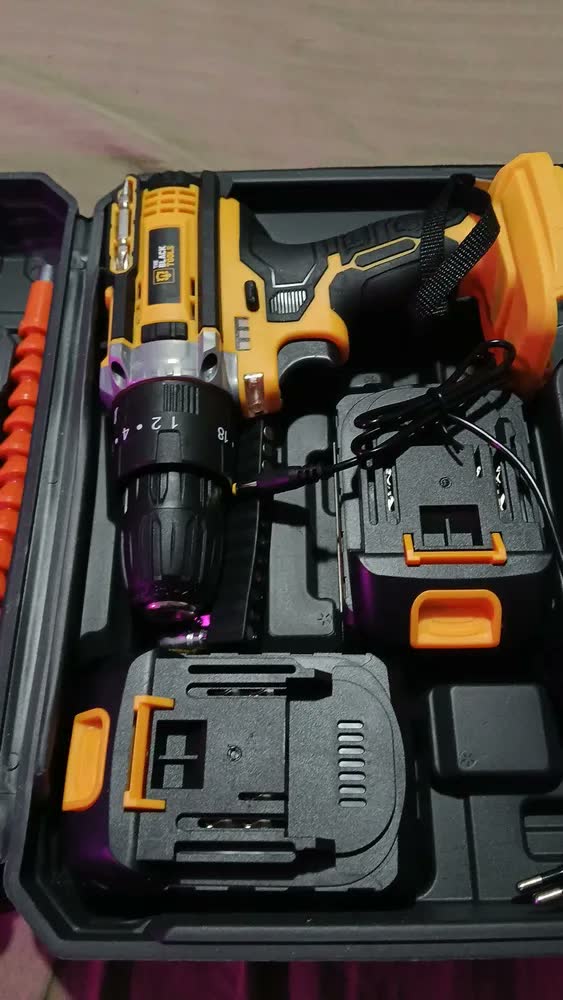 foto de Parafusadeira Furadeira Profissional A Bateria 21V 3/8” 10mm 1400Rpm Com 2 Baterias E Acessórios The Black Tools