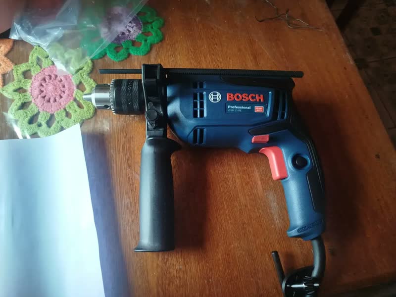 foto de Furadeira Parafusadeira De Impacto Gsb13re 750w Bosch Cor Azul Frequência 60 Hz
