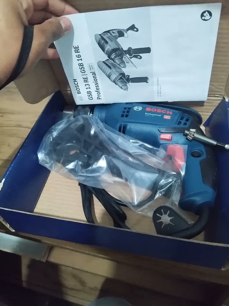 foto de Furadeira Parafusadeira De Impacto Gsb13re 750w Bosch Cor Azul Frequência 60 Hz