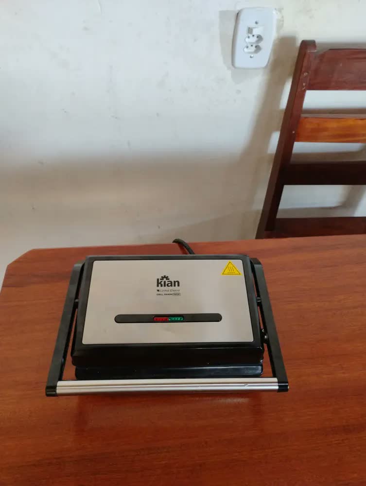 foto de Grill Panini Sanduicheira 2 em 1 Kian 1200w Cor Vermelho