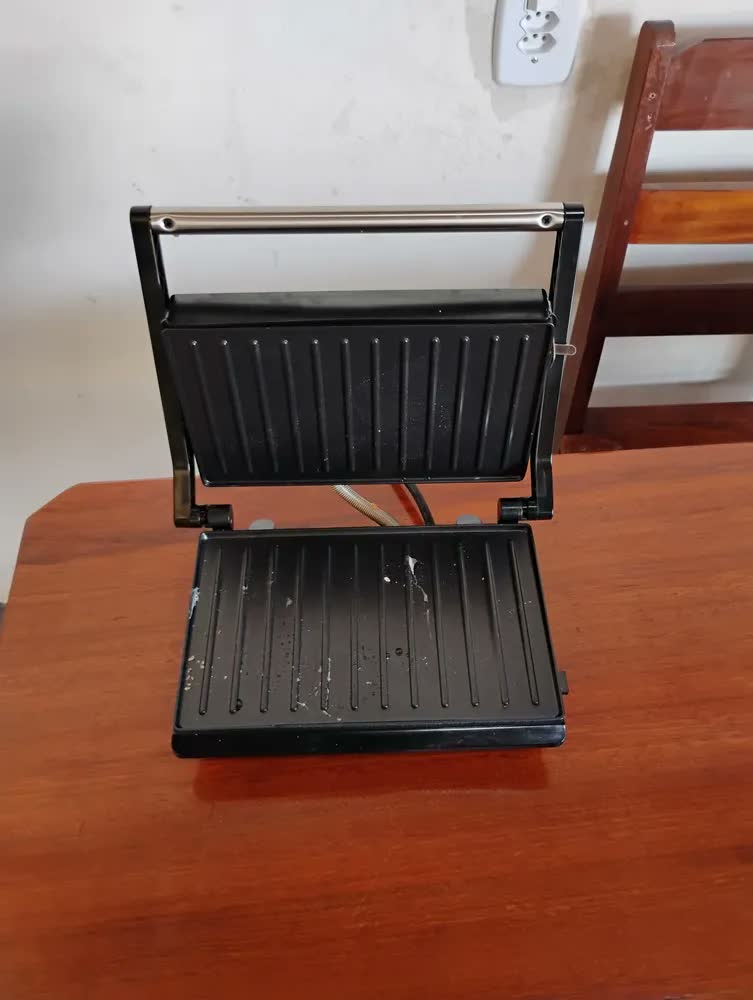 foto de Grill Panini Sanduicheira 2 em 1 Kian 1200w Cor Vermelho