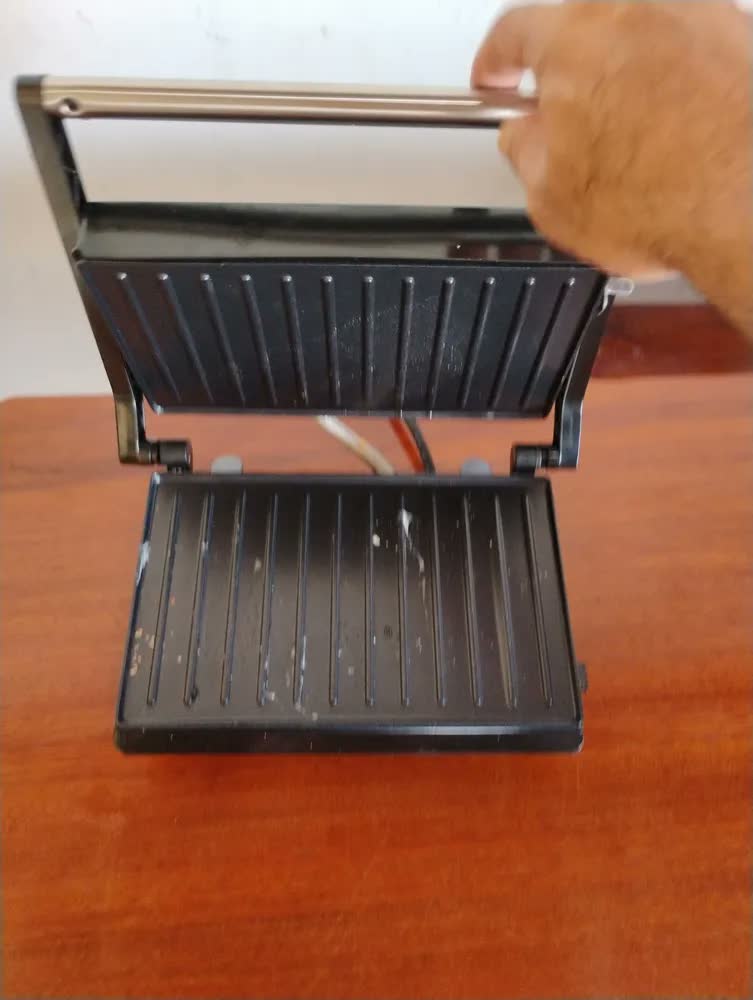 foto de Grill Panini Sanduicheira 2 em 1 Kian 1200w Cor Vermelho
