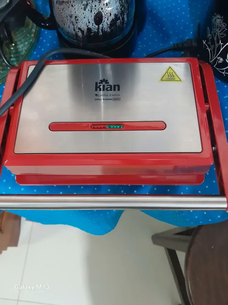 foto de Grill Panini Sanduicheira 2 em 1 Kian 1200w Cor Vermelho