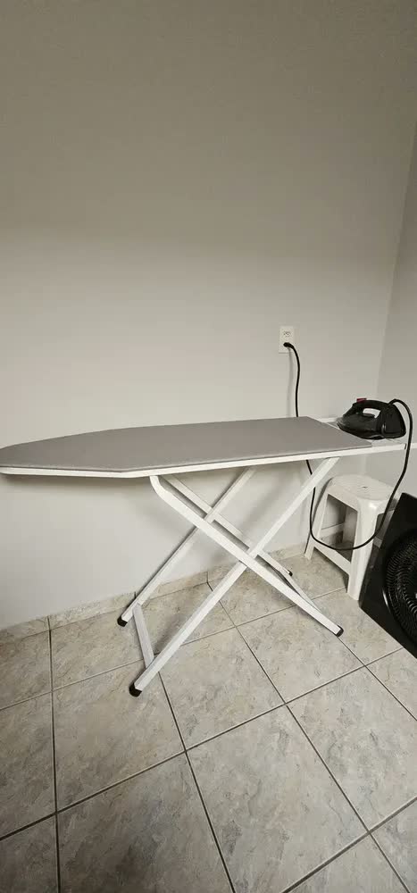 foto de Tabua De Passar Roupa Grande Mesa Extra Passadeira Dobrável Cor Prata Metalizado Liso