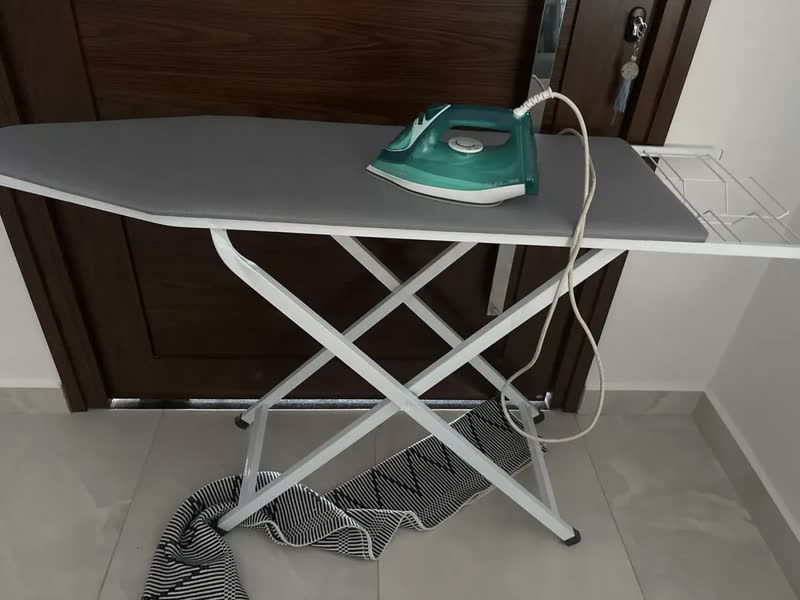foto de Tabua De Passar Roupa Grande Mesa Extra Passadeira Dobrável Cor Prata Metalizado Liso