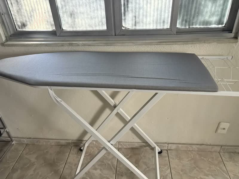 foto de Tabua De Passar Roupa Grande Mesa Extra Passadeira Dobrável Cor Prata Metalizado Liso