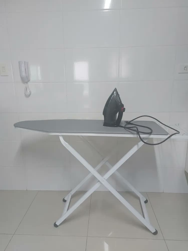 foto de Tabua De Passar Roupa Grande Mesa Extra Passadeira Dobrável Cor Prata Metalizado Liso