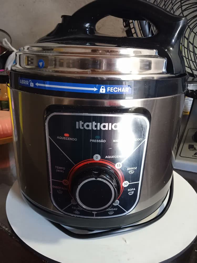 foto de Panela de pressão essencial inox itatiaia 5l 900w
