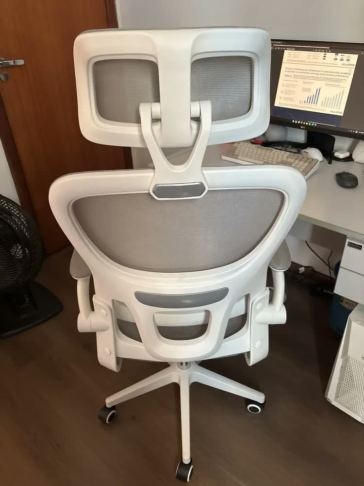 foto de Cadeira Escritório Ergonômica Genebra G500 Luvinco Cor Cinza Com Suporte Lombar Estofado Mesh