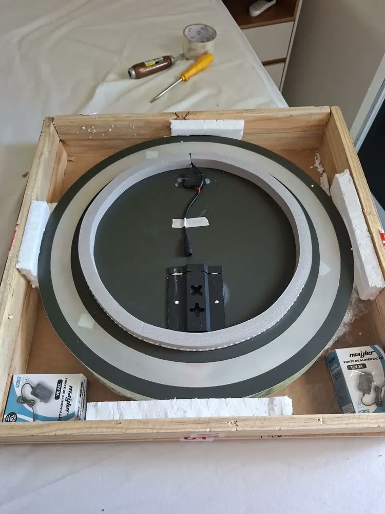 foto de Espelho Redondo de Parede com LED 50cm para Maquiagem e Banheiro