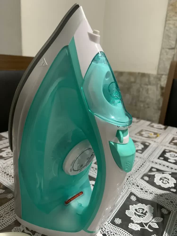 foto de Ferro de Passar a Vapor Philco PFV71 320ml Base Cerâmica