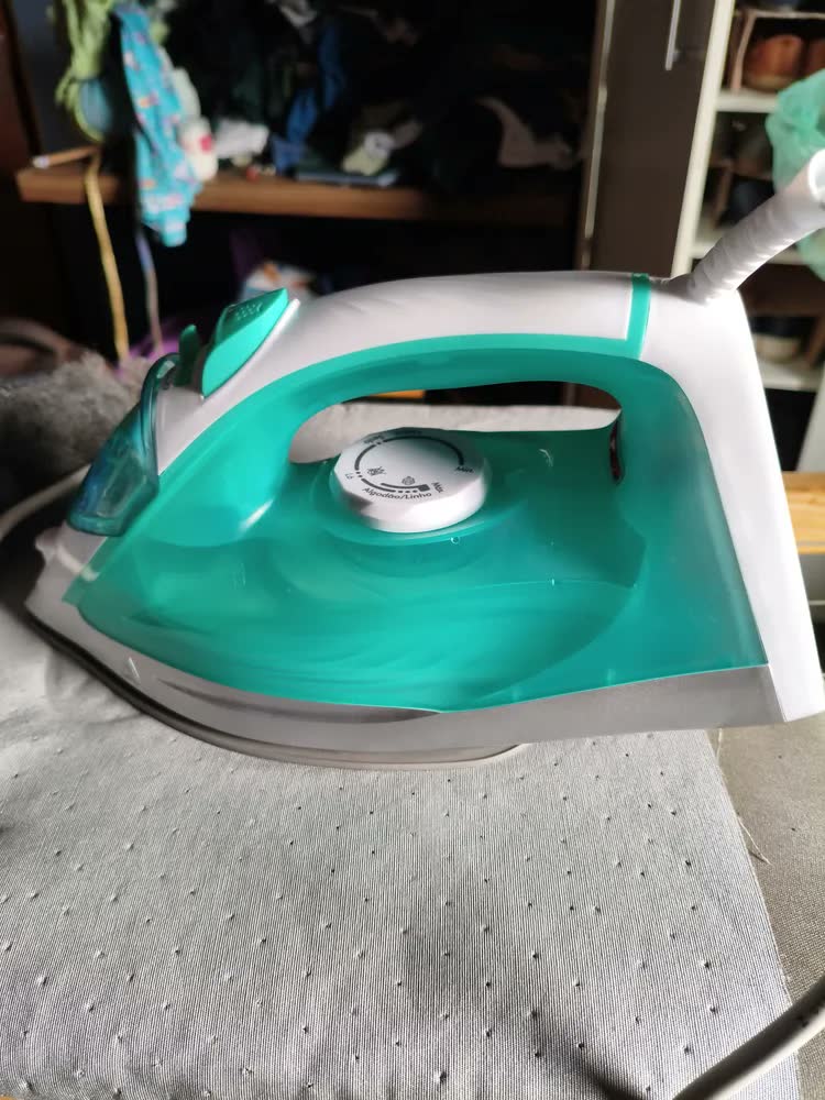 foto de Ferro de Passar a Vapor Philco PFV71 320ml Base Cerâmica