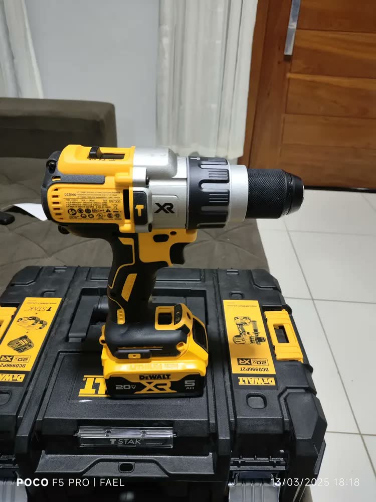 foto de Parafusadeira e Furadeira de Impacto 13mm 20V DEWALT DCD996P2T Com 2 Baterias e Maleta TSTAK