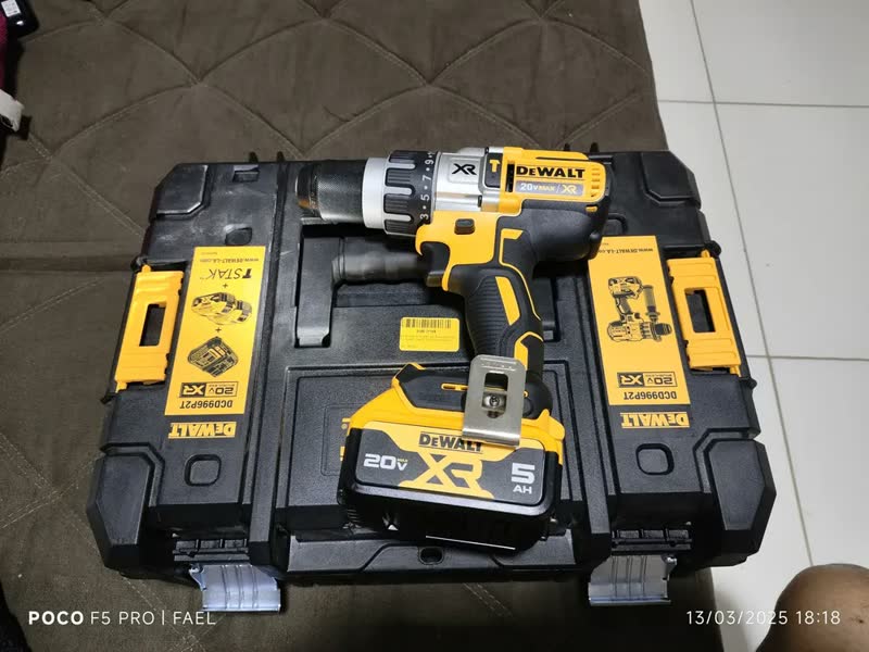 foto de Parafusadeira e Furadeira de Impacto 13mm 20V DEWALT DCD996P2T Com 2 Baterias e Maleta TSTAK