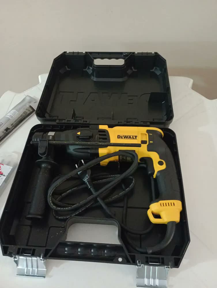 foto de Martelete Perfurador Rompedor 3 Modos 1.500 Rpm DEWALT D25133K Com Maleta