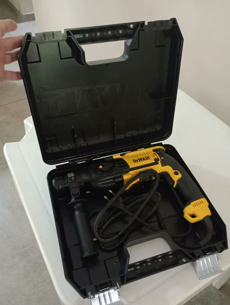 foto de Martelete Perfurador Rompedor 3 Modos 1.500 Rpm DEWALT D25133K Com Maleta