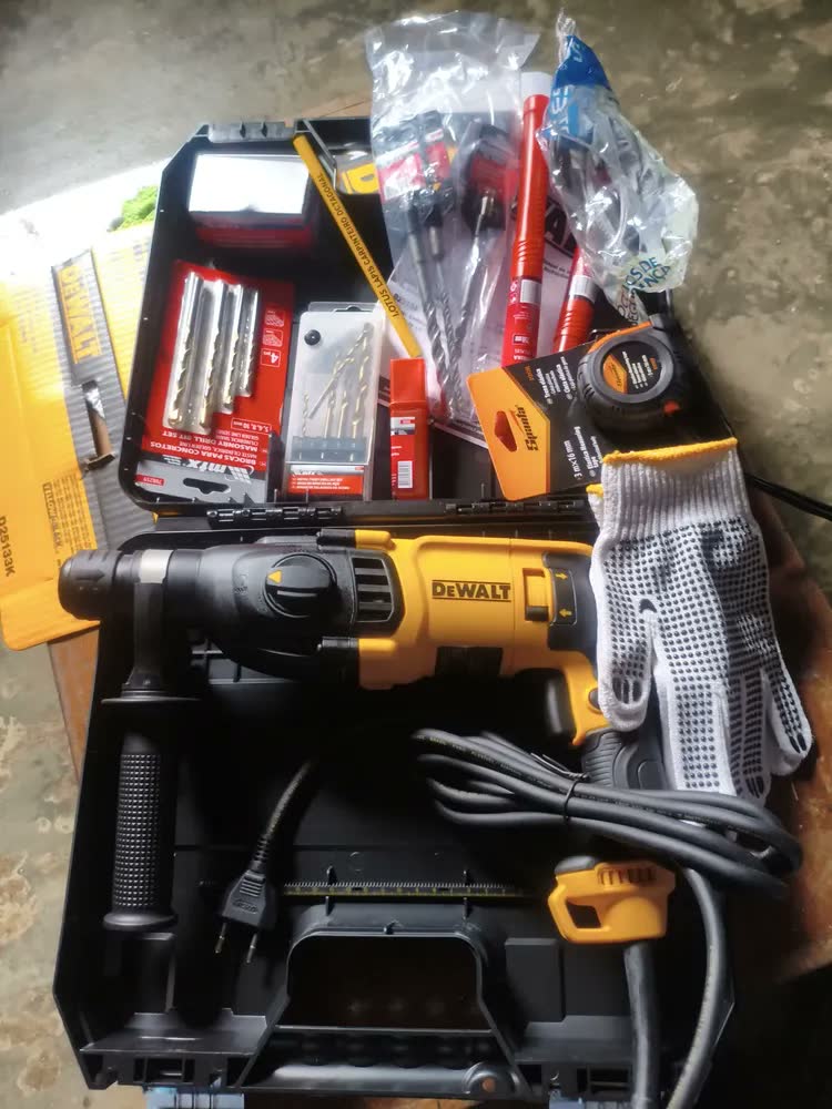 foto de Martelete Perfurador Rompedor 3 Modos 1.500 Rpm DEWALT D25133K Com Maleta