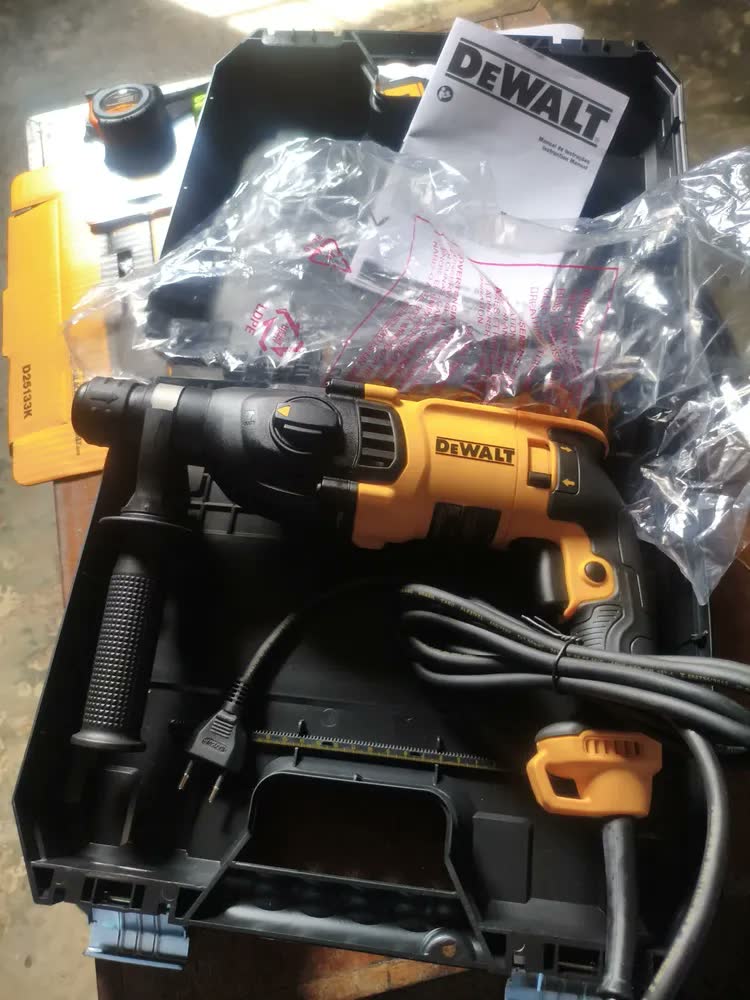 foto de Martelete Perfurador Rompedor 3 Modos 1.500 Rpm DEWALT D25133K Com Maleta