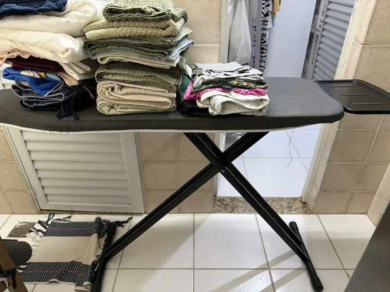 foto de Tábua De Passar Roupas Easy Member's Mark Cinza Preta 122cm Cor Cinza-escuro Lisa