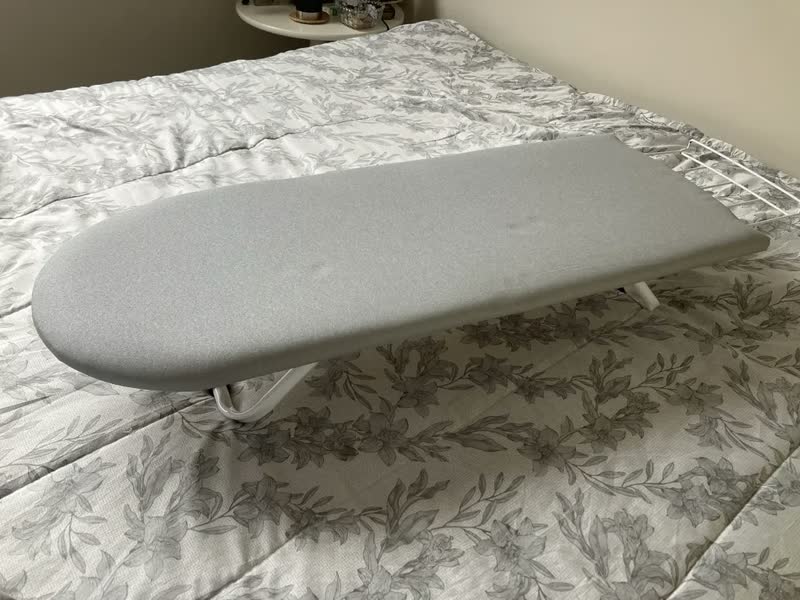 foto de Tabua Mesa Passar Roupa Portátil Reforçada Cama Bancada