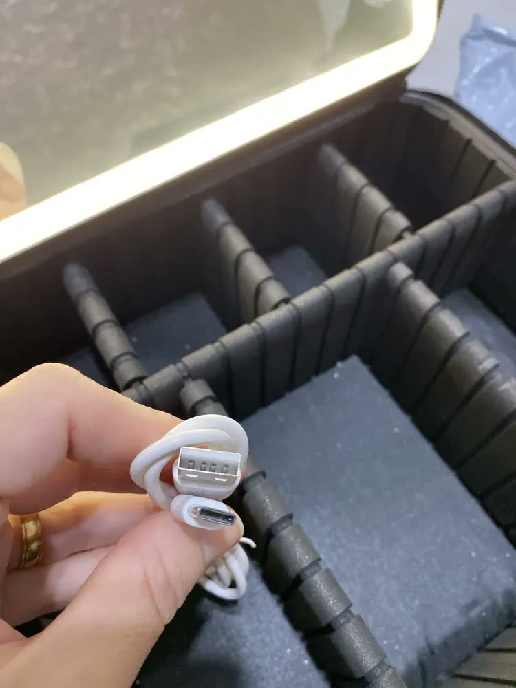 foto de Maleta Maquiagem Necessarie Espelho Led E Divisória Portátio