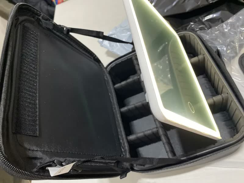 foto de Maleta Maquiagem Necessarie Espelho Led E Divisória Portátio