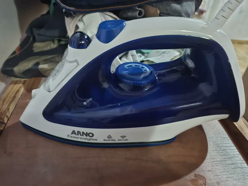 foto de Ferro a vapor Essentialgliss azul base antiaderente Fea1 eficiente moderno prático