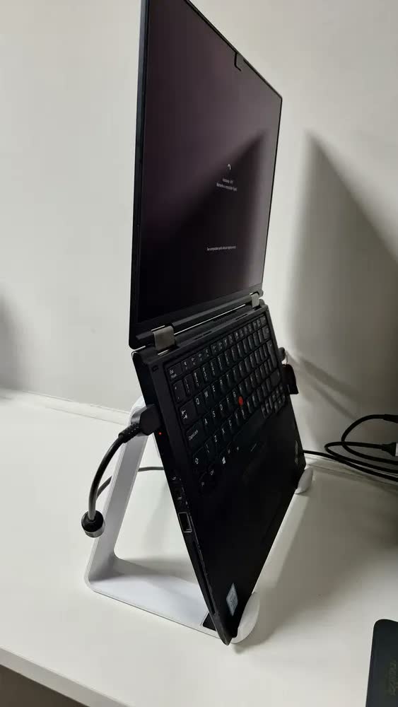 foto de Suporte De Mesa Universal Notebook Aberto Tela Abertura 180º Cor Preto